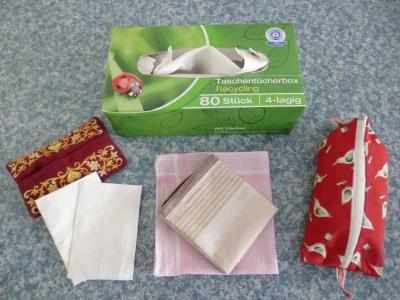 Die Taschent&uuml;chertaschen f&uuml;lle ich bei Bedarf mit 15 Papiertaschent&uuml;chern aus der Box auf. Daheim benutze ich Stofftaschent&uuml;cher (au&szlig;er bei Erk&auml;ltungen/Grippe).